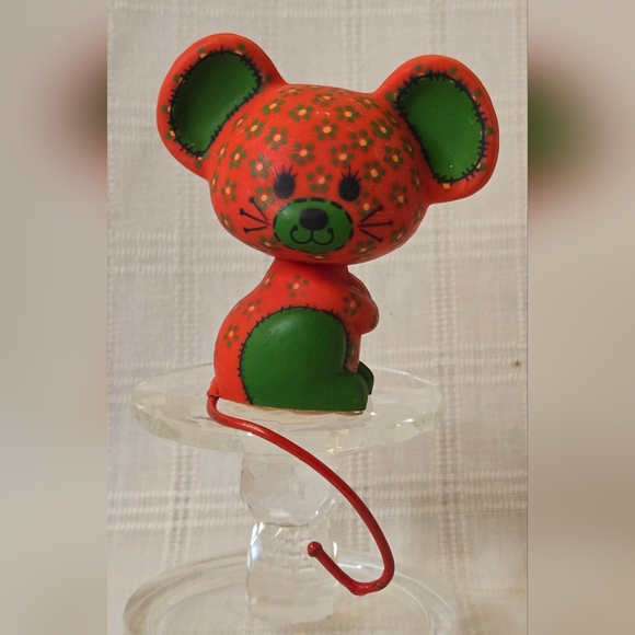 Vintage Hallmark Calico Mouse Christmas Stocking Holder Metal Hanger 1977 EUC‎ - Picture 1 of 10